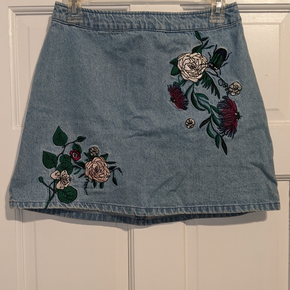 Host Pick🤎 H&M DENIM FLORAL  EMBROIDERED MINI SKIRT Size 6